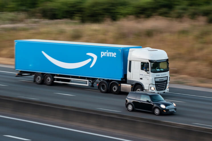 Șoferii de camion care efectuează livrări către centrele Amazon din Europa acuză că sunt presați să manipuleze tahograful