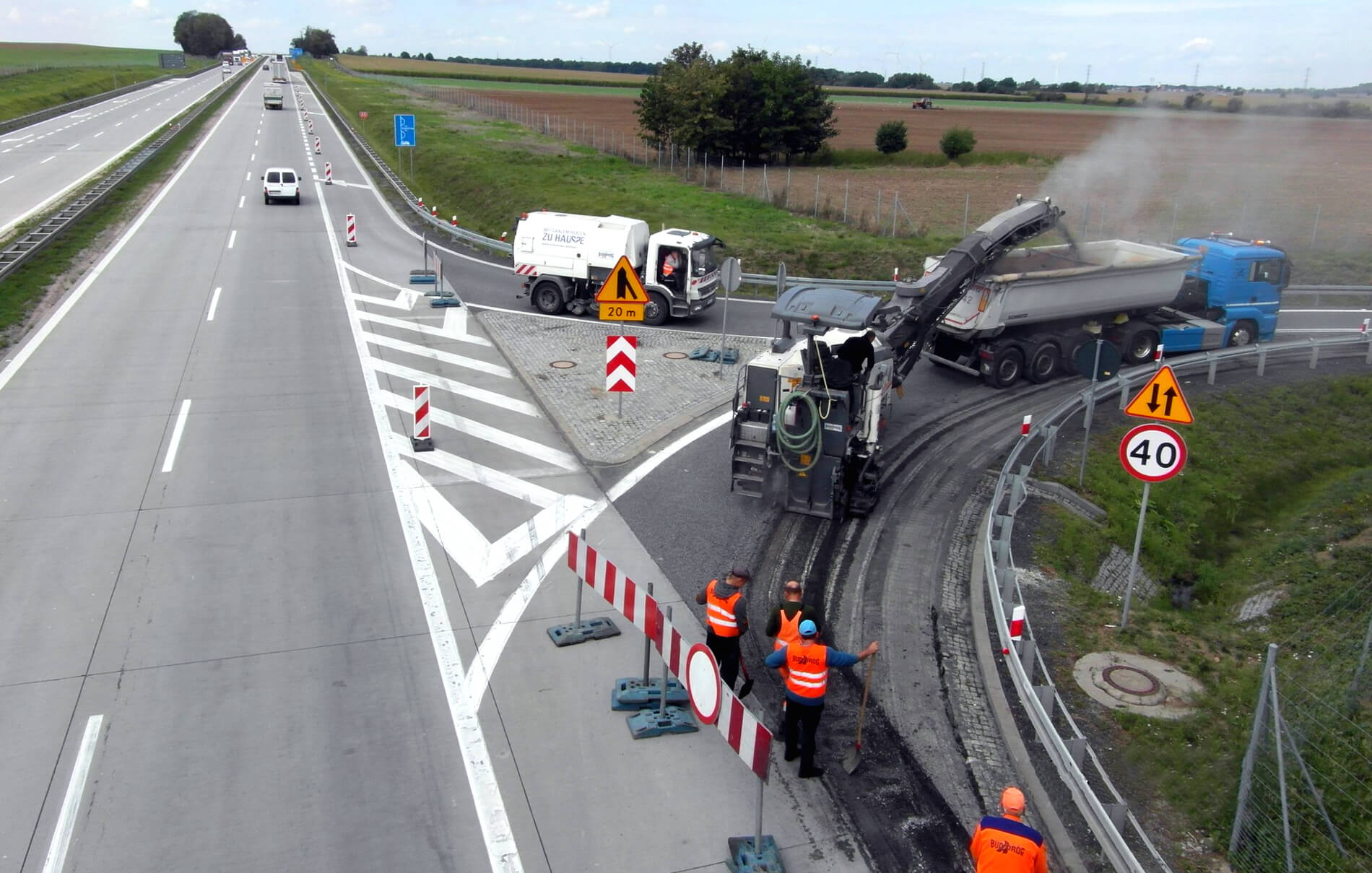 Od poniedziałku 7 września do czwartku 10 września potrwa remont łącznicy na węźle autostrady A4 – Wądroże Wielkie (między Wrocławiem a Legnicą). W tych dniach zamknięta będzie łącznica południowa węzła Wądroże Wielki, w kierunku Wrocławia. Kierowcy, którzy będą chcieli zjechać z A4 i jechać w kierunku Prochowic, muszą pojechać dalej – do kolejnego węzła Budziszów, przez który zawrócą i dojadą autostradą do zjazdu północnego węzła Wądroże Wielkie (który wyremontowano w ubiegłym tygodniu). Z kolei by wjechać od południa na A4 i jechać w kierunku Wrocławia, będzie trzeba na węźle Wądroże Wielkie zjechać na autostradę w kierunku Zgorzelca i dojechać do następnego zjazdu i Mikołajowice. Tam kierowcy zjadą z A4 i wiaduktem przejadą na drugą stronę, by włączyć się na jezdnię w stronę Wrocławia. Fot. GDDKiA