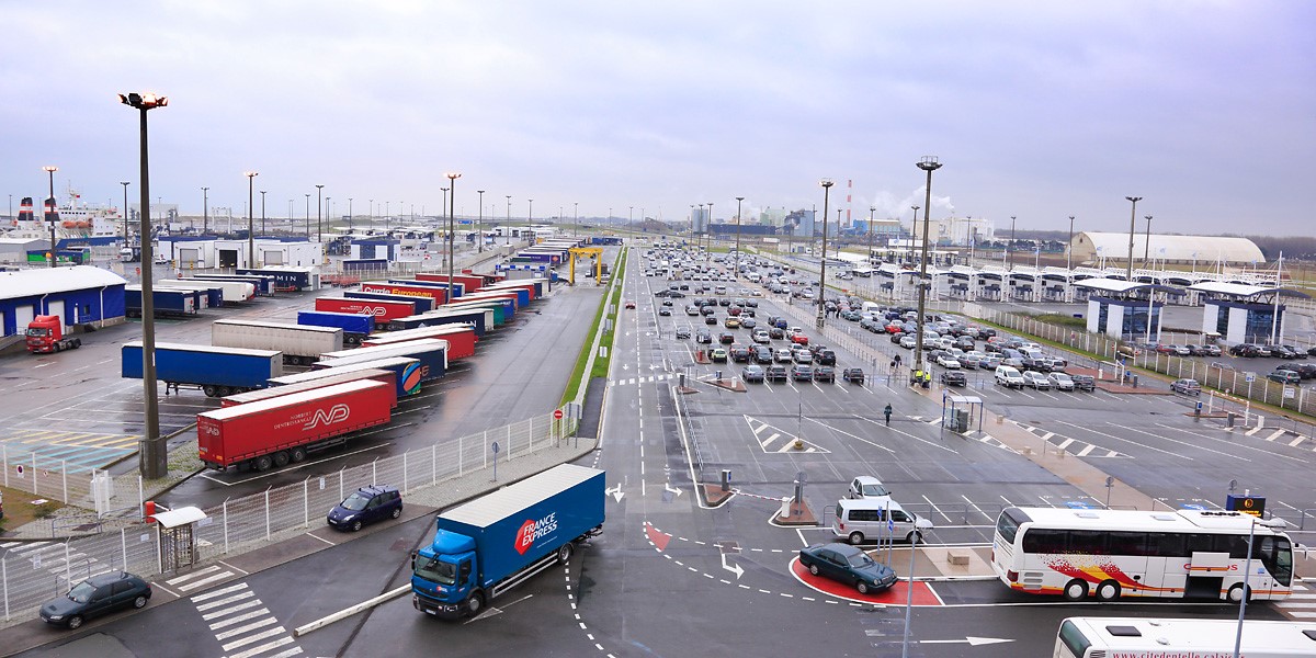 Modernizarea portului Calais pare a nu avea efectele scontate; șoferii de camion sunt furioși din cauza timpilor mari de așteptare