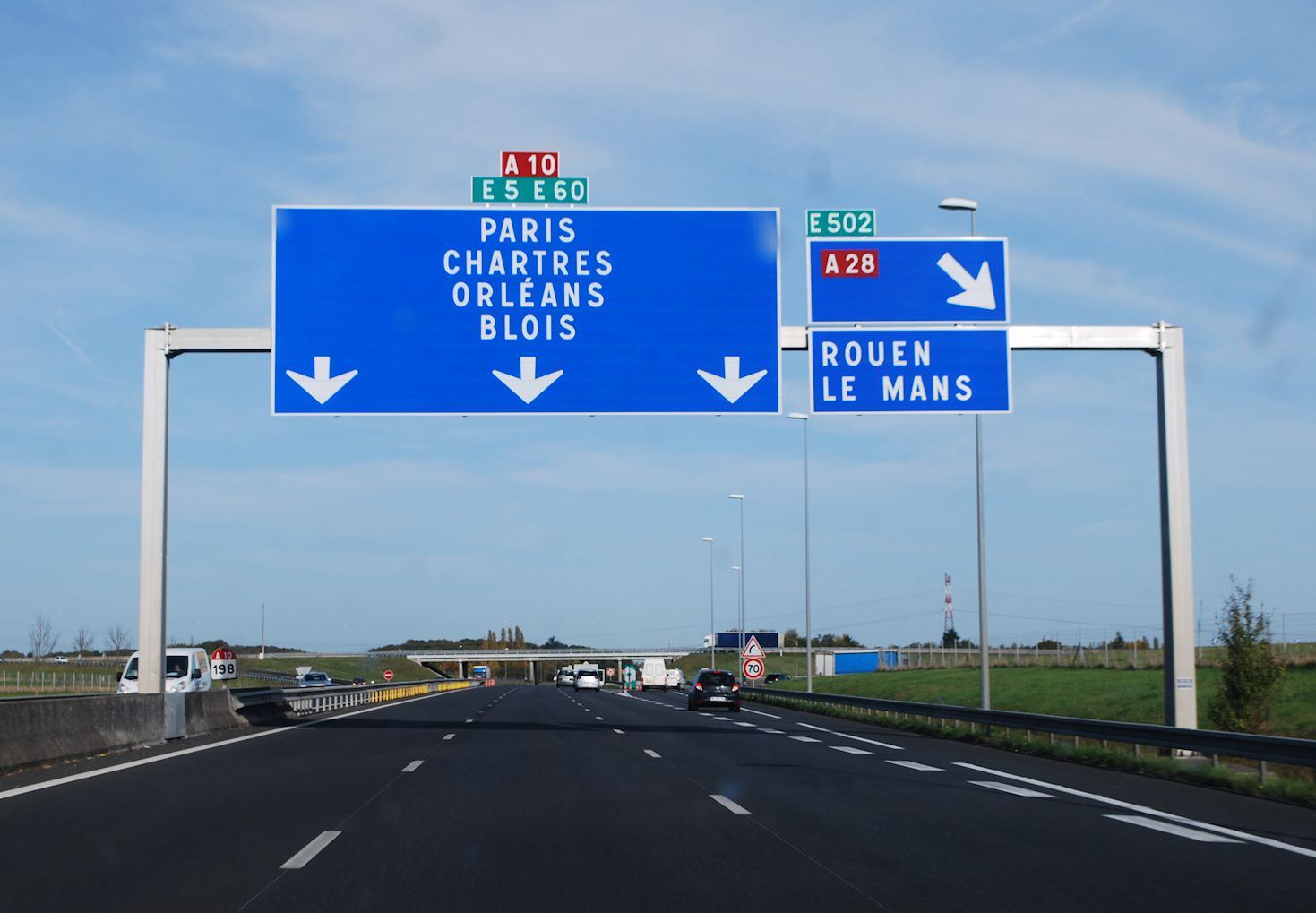 Franța extinde restricțiile la 54 de departamente și orașe majore