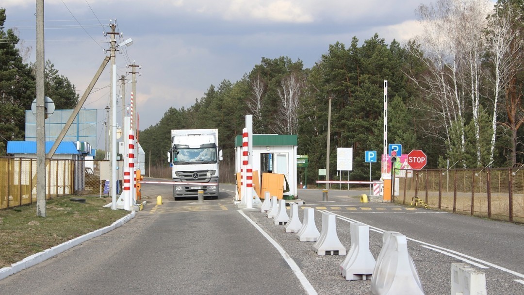 Lietuva nebeįsileis rusiškų ir baltarusiškų sunkvežimių. “Laimi Baltijos šalių ir Lenkijos vežėjai”