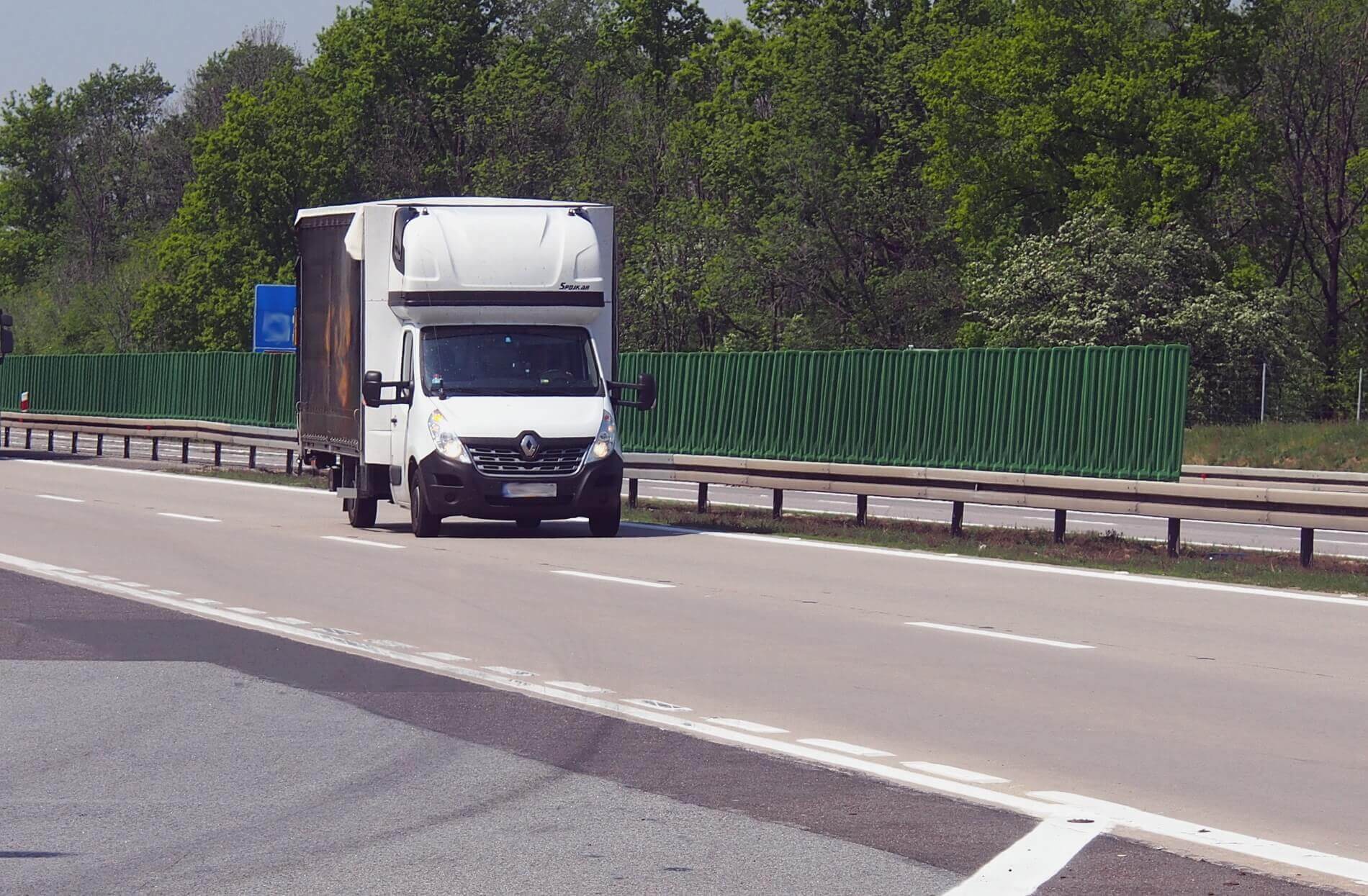 Franciaország: sem tetőre szerelt sátorban, sem a puttonyban, sem a furgon mellett nem éjszakázhat a sofőr
