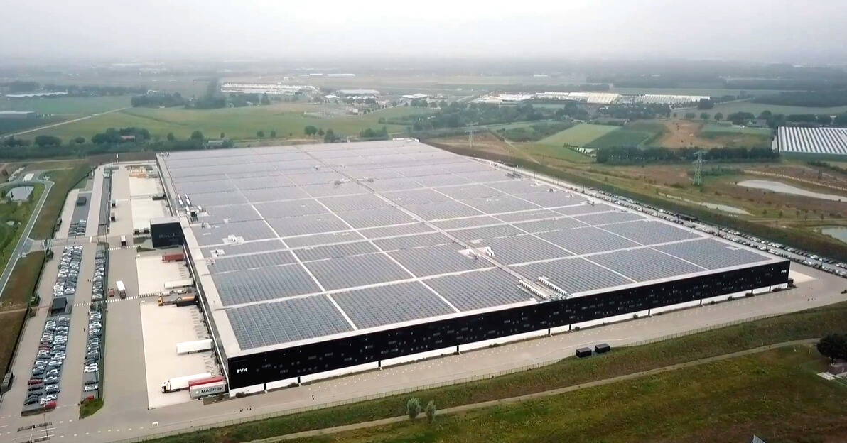 Największy na świecie dach solarny założono na magazynie w Niderlandach. Centra logistyczne będą w przyszłości elektrowniami?