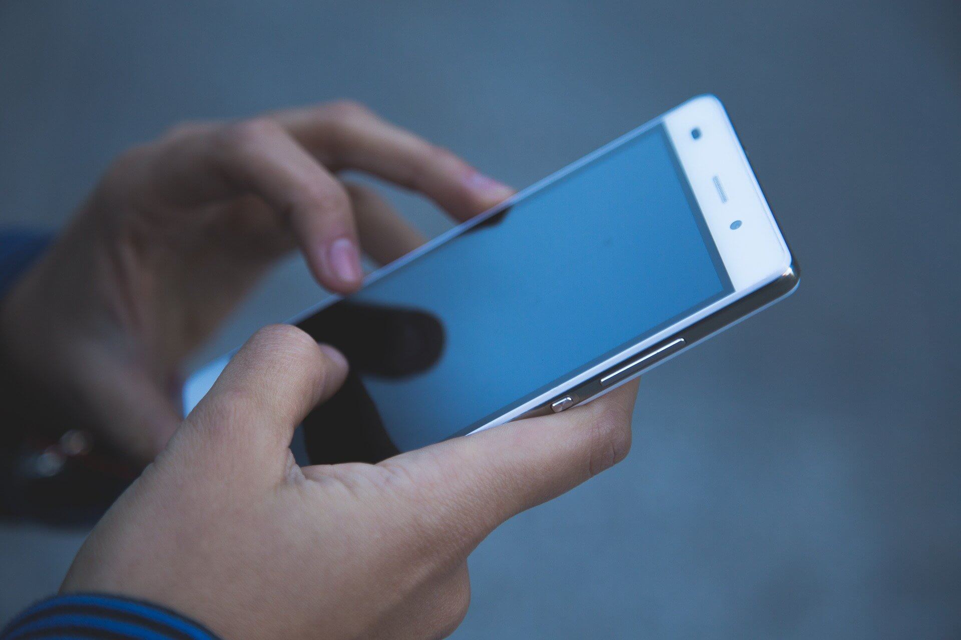 Od dziś skuteczniej będą łapać kierowców używających telefonów. Pomogą inteligentne kamery