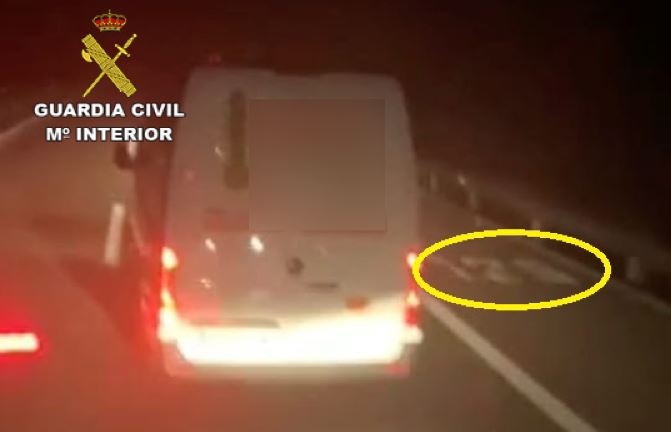 Za głupi wybryk kierowcy dostawczaka grozi 30 tys. euro grzywny. Naraził na niebezpieczeństwo jadącego za nim truckera