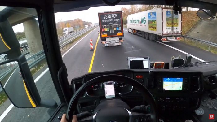 Erschütternder Bericht von der A10: “Obwohl man in der Kabine sofort die unnatürliche, verzerrte Position des Fahrers erkennen konnte, fuhren alle anderen Fahrzeuge einfach weiter (..)”.