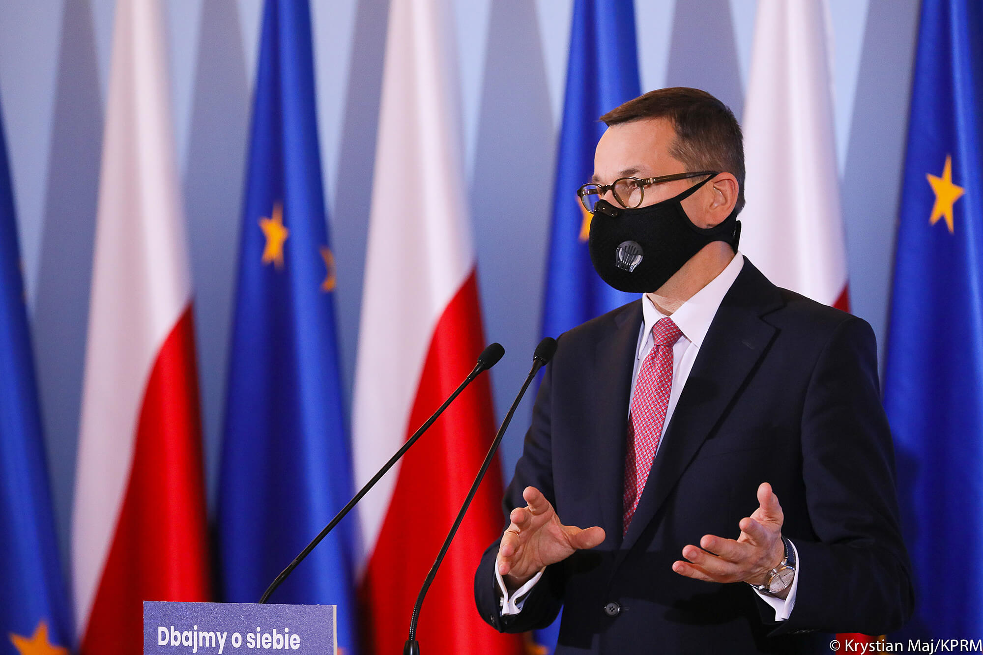 Nowe obostrzenia związane z koronawirusem. Morawiecki zamyka nie tylko galerie handlowe