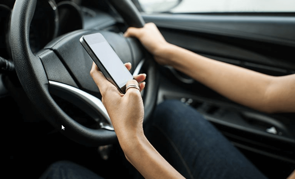 Țările de Jos implementează un sistem de camere video inteligente pentru surprinderea celor care folosesc telefoanele la volan