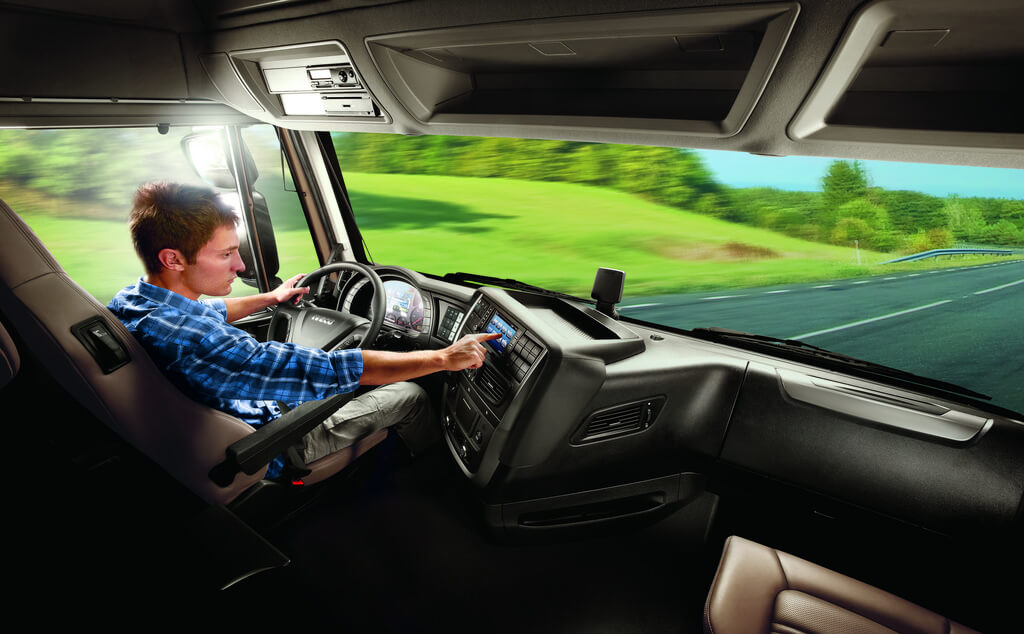 «Компаньон в кабину» от Iveco и Volvo использует технологию Amazon. Чем он поможет водителям?
