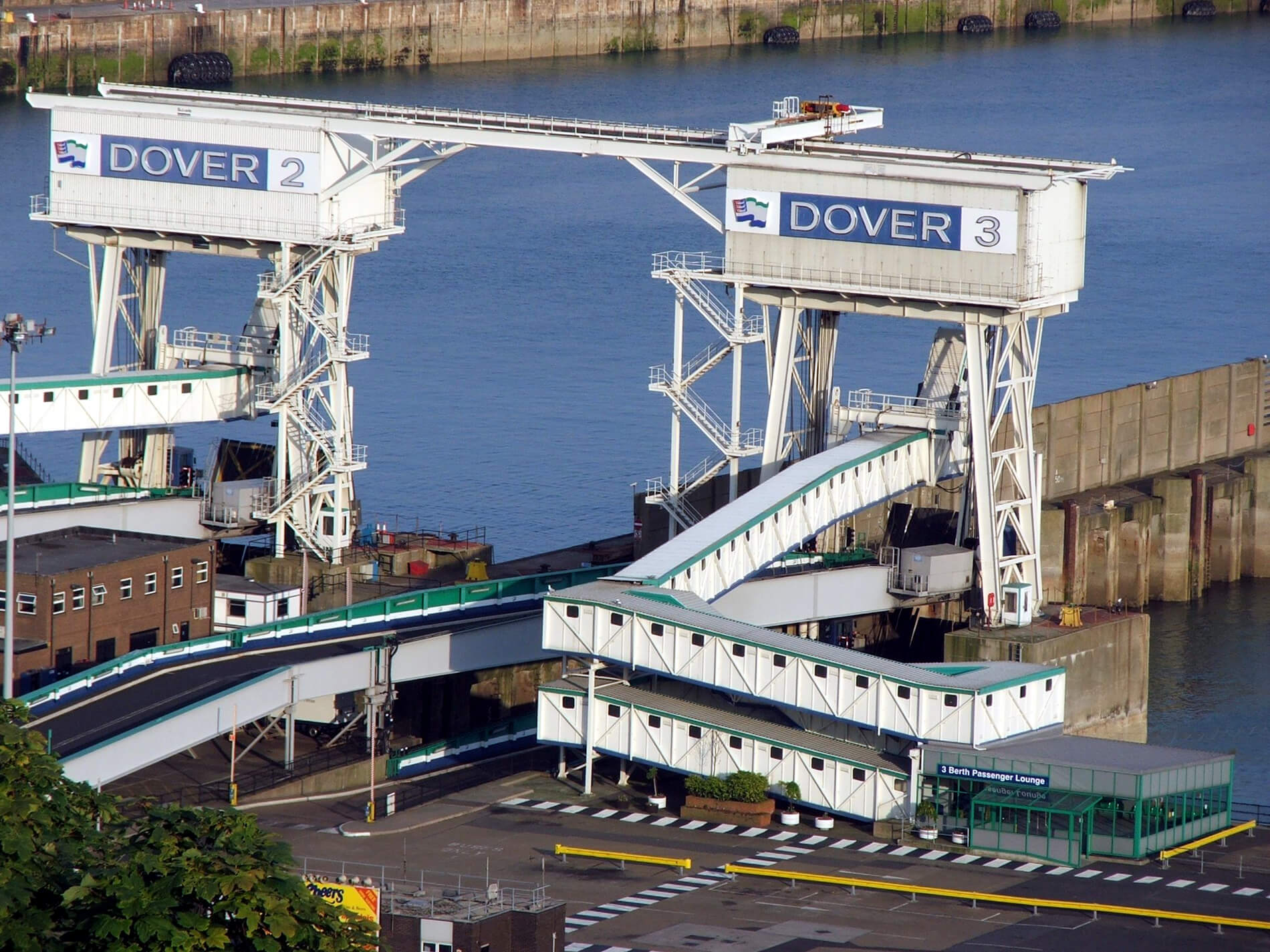 Francja zamknęła granicę z Wielką Brytanią. Port w Dover stoi, ciężarówki również nie przejadą