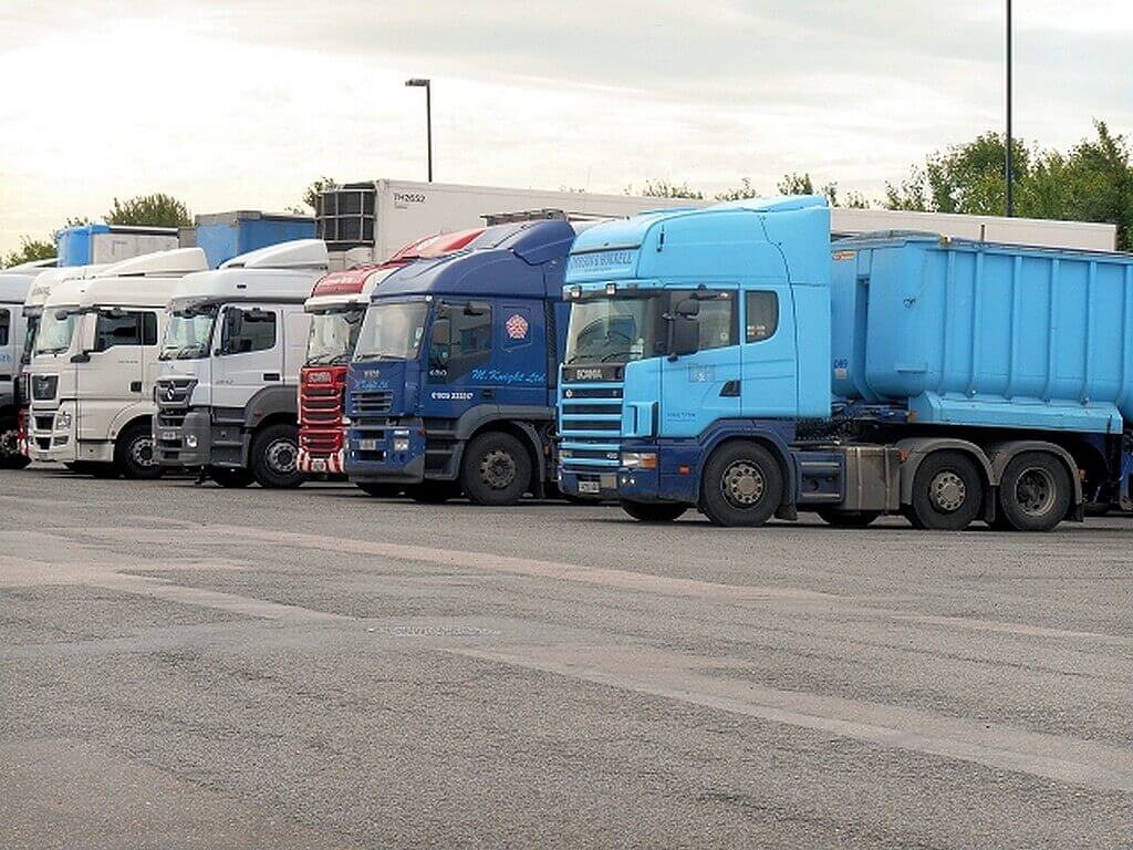 12 ezerrel kevesebb EU-s kamionos dolgozik most Nagy Britanniában mint egy éve