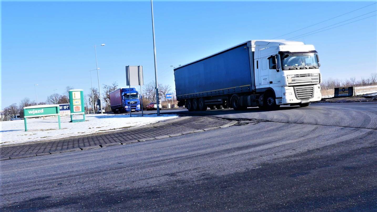 Gigantyczny spadek rejestracji w 2020 r. Dane z grudnia poprawiają jednak nastroje