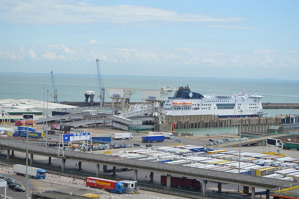 Fast die Hälfte der Lkw auf dem Weg nach Calais sind komplett leer