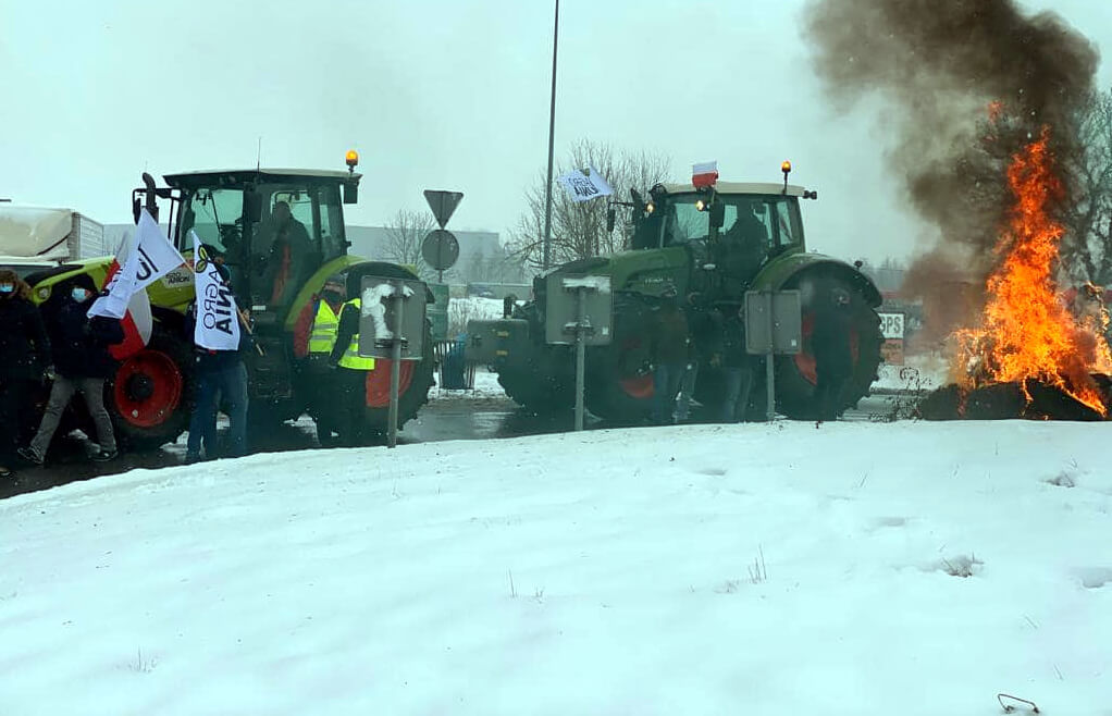 Protest rolników w rejonie Strykowa. Traktory i koksowniki na rondzie