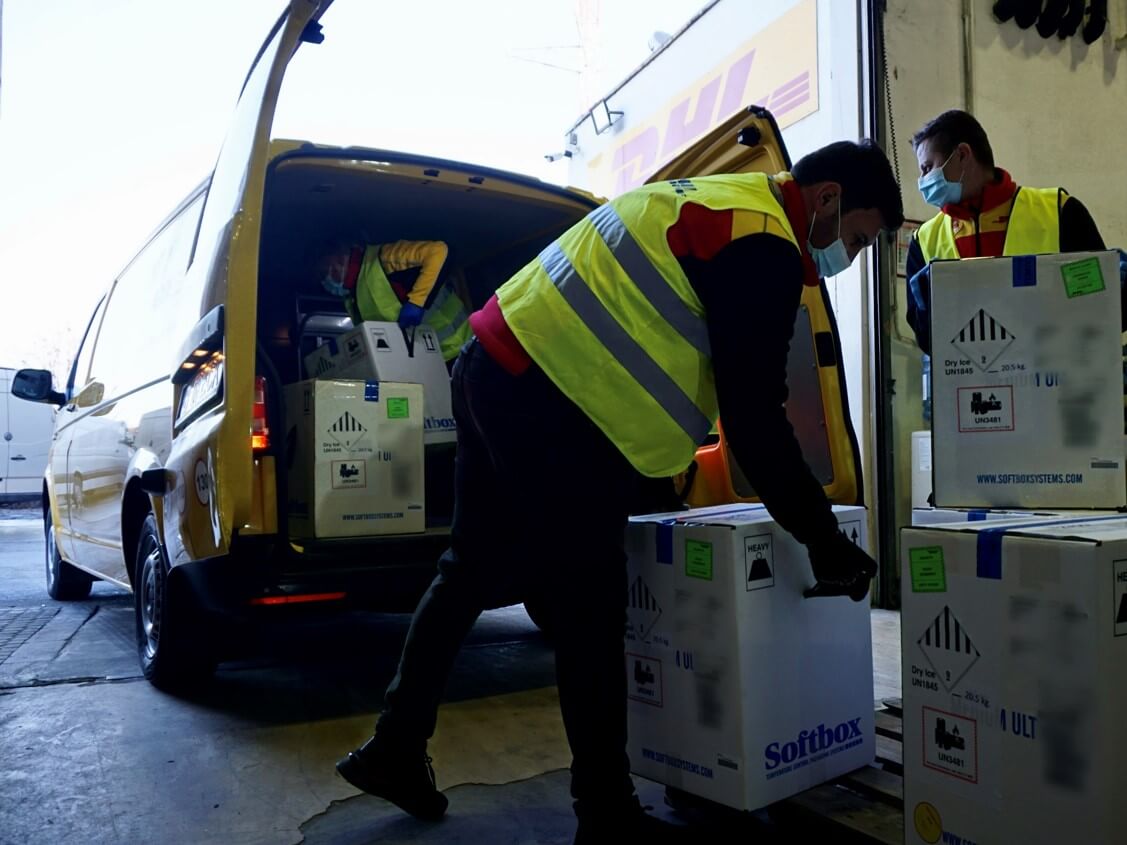 Noi loturi ale vaccinului COVID-19 au sosit în România cu DHL Express