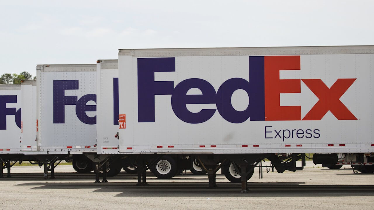 „FedEx“ įkūrėjas po 50 metų traukiasi iš generalinio direktoriaus posto