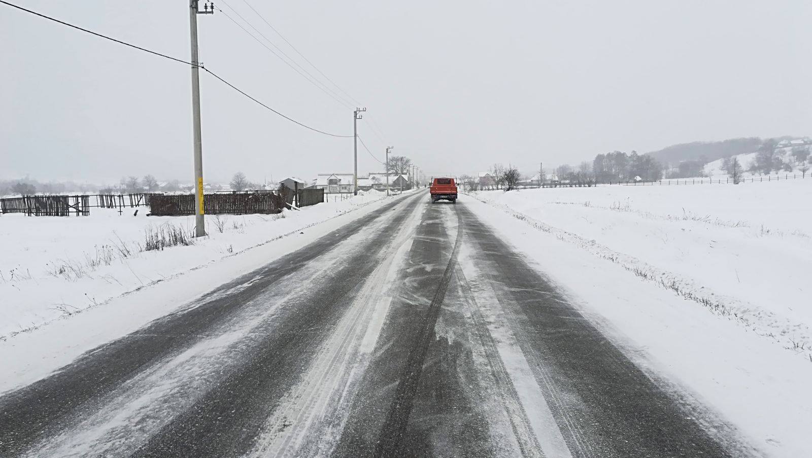 Atenție șoferi! Două coduri galbene de polei și ninsori viscolite