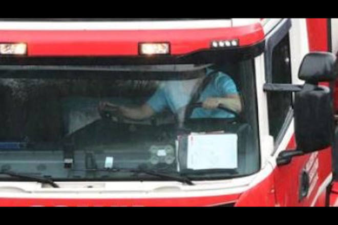 Vokietijos policija tikrino sunkvežimius nuo viaduko. Vairuotojams skirtos didelės baudos