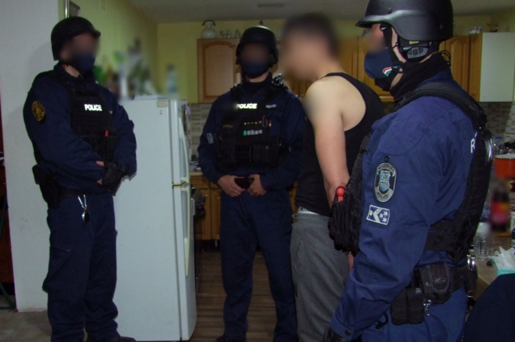 168 kávéfőzőt pakolt le egy kamionról az M70-es autópályán