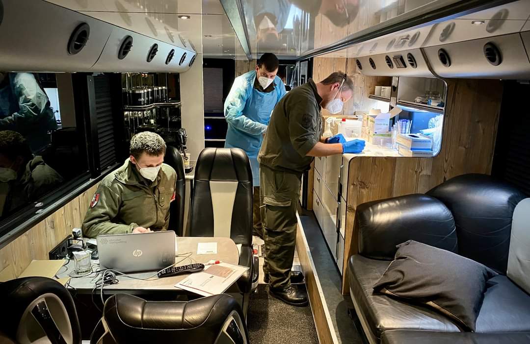 A fuvaros szervezetek azt kérik, legyen Rajkánál és Hegyeshalomnál COVID-teszt állomás kamionosoknak