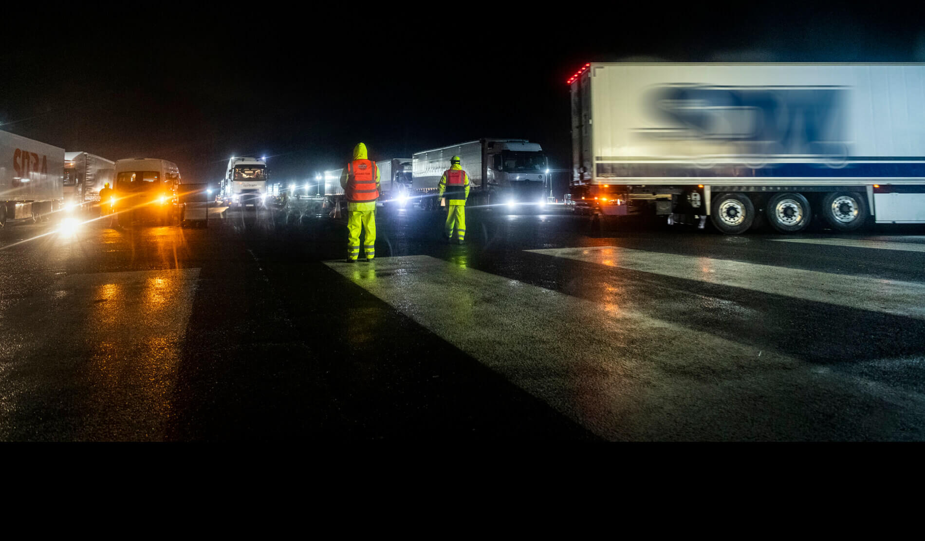 Minden második, a brit szigetekről Calais-ba haladó teherautó üres. A britek milliókat vesztenek a vámkezeléshez való új hozzáállás következtében?