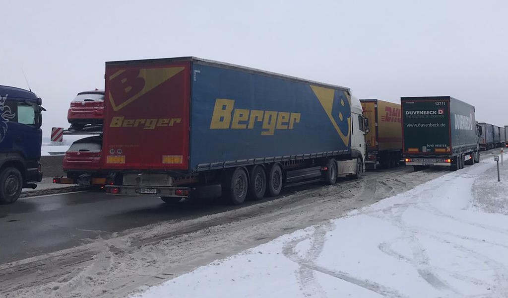 Șoferi de camion furioși din cauza cozilor formate la intrarea în Germania; timpi de așteptare foarte mari la temperaturi sub zero