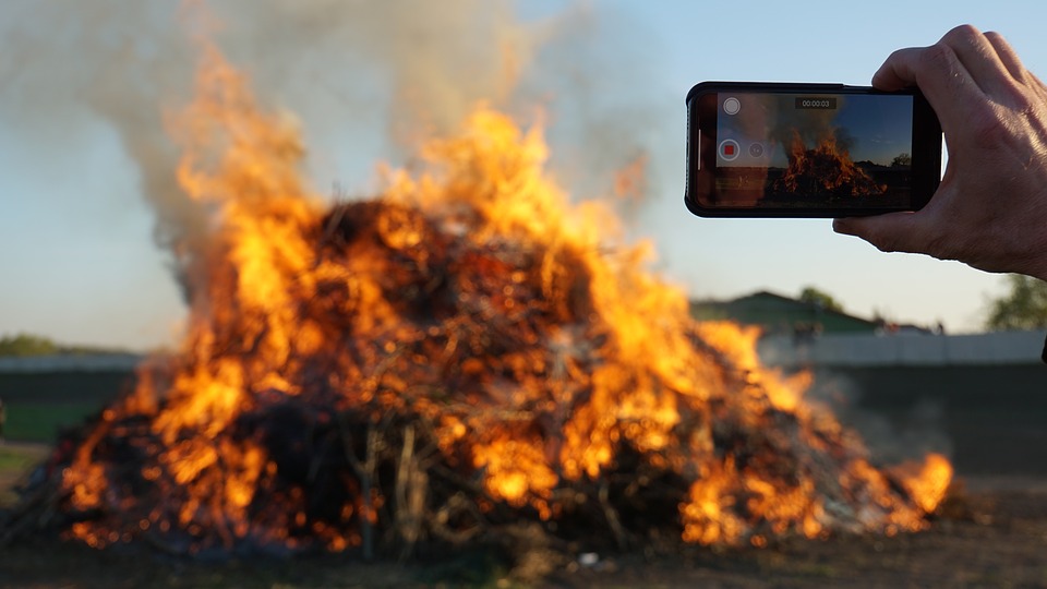 30 gapiów filmowało miejsce wypadku, w którym zginął kierowca ciężarówki. Zostaną ukarani za bezmyślność
