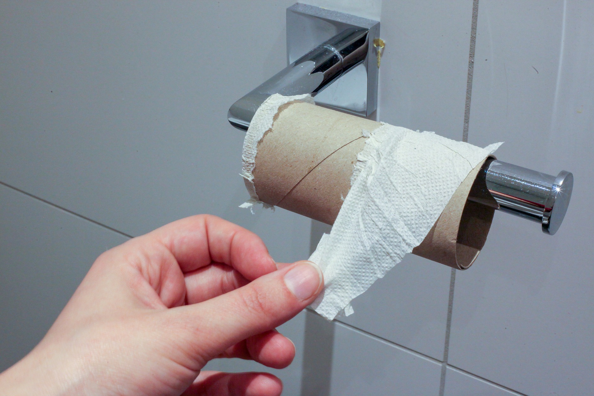 A járművezetők szokatlan tiltakozása: wc-papírra írt leveleket küldenek