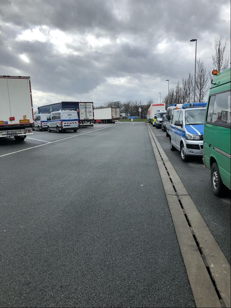 Gemeinsame Lkw-Großkontrolle mehrerer Behörden: Verstöße bei mehr als jedem dritten Fahrzeug festgestellt