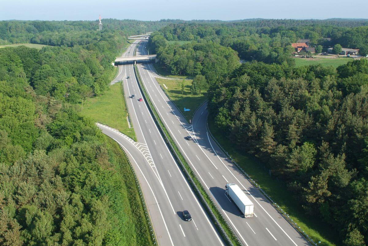 Vokietija uždaro A7 greitkelį. Nuo kovo 18 d. (22 val.) iki kovo 22 d. (5 val.) A7 greitkelis Vokietijoje bus visiškai uždarytas. Transporto priemonės, nevažiuojančios į Hamburgą, turi važiuoti aplinkkeliu nuo Horster Dreieck/Maschener Kreuz iki A1 per A21 ir B205.