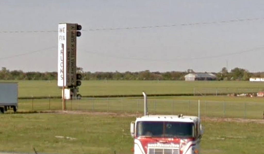 Ați văzut acest camion parcat…vertical?