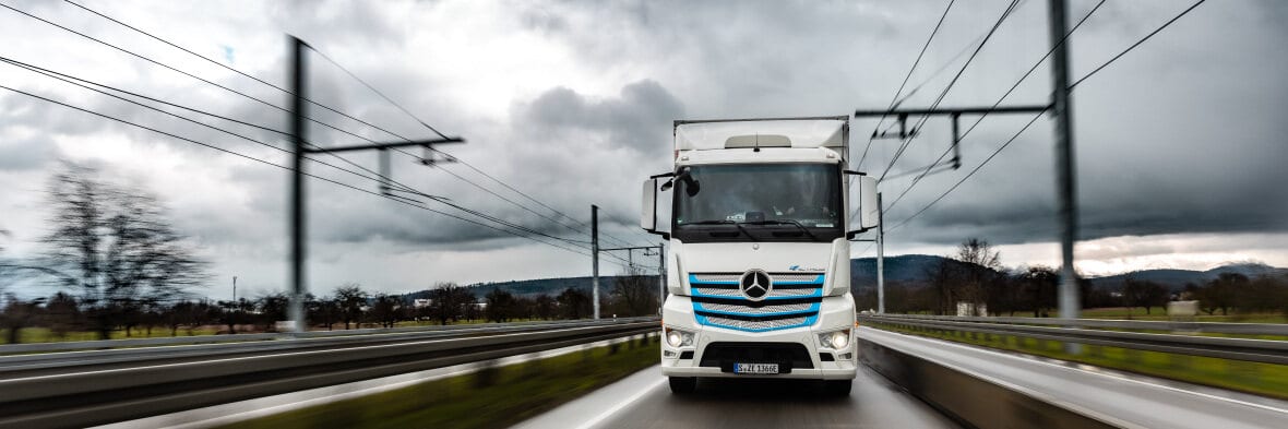 Daimler va compara performanțele camioanelor electrice cu cele ale camioanelor cu pantograf
