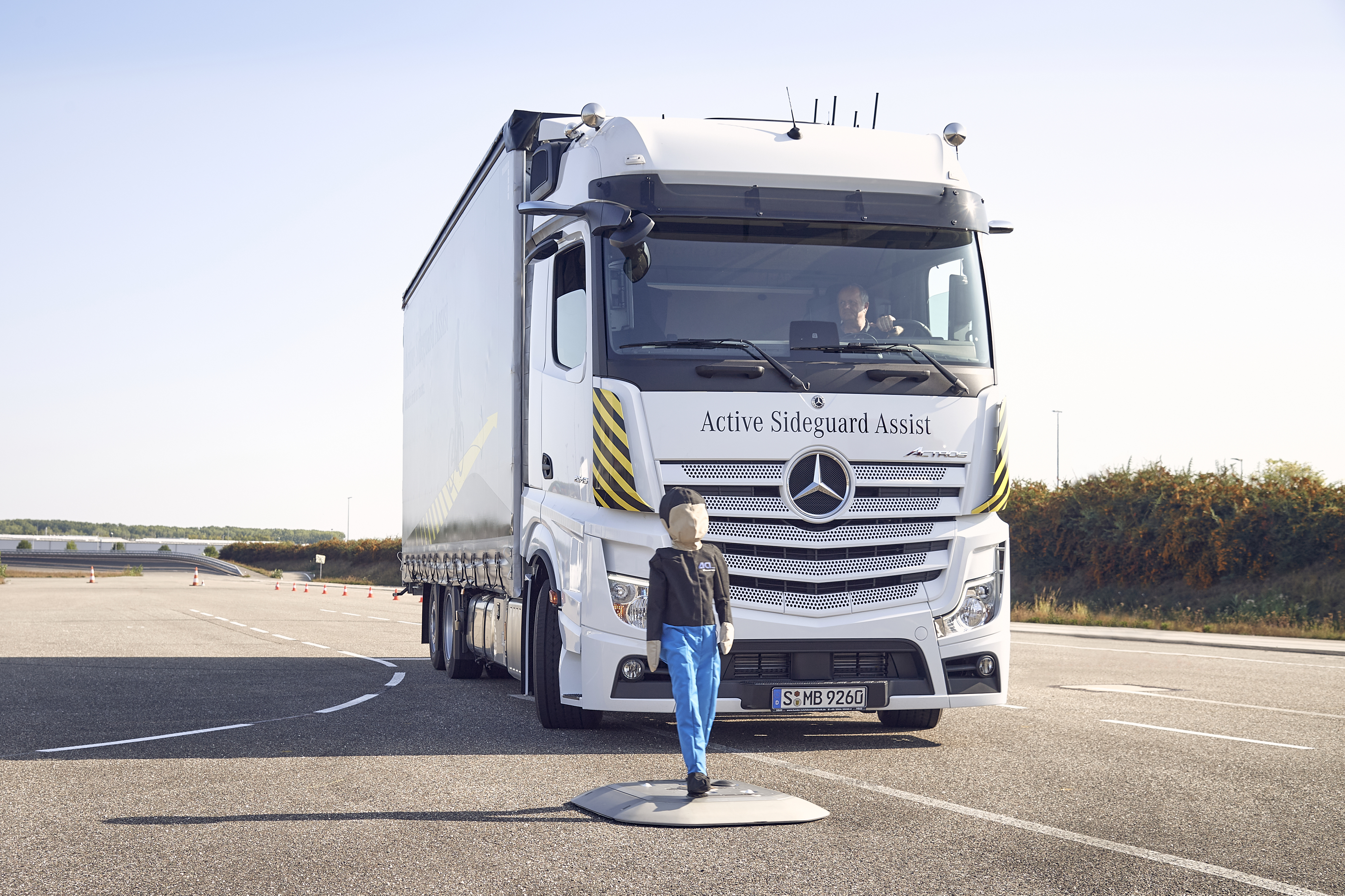 Weltneuheiten von Mercedes-Benz Trucks für mehr Sicherheit auf der Straße