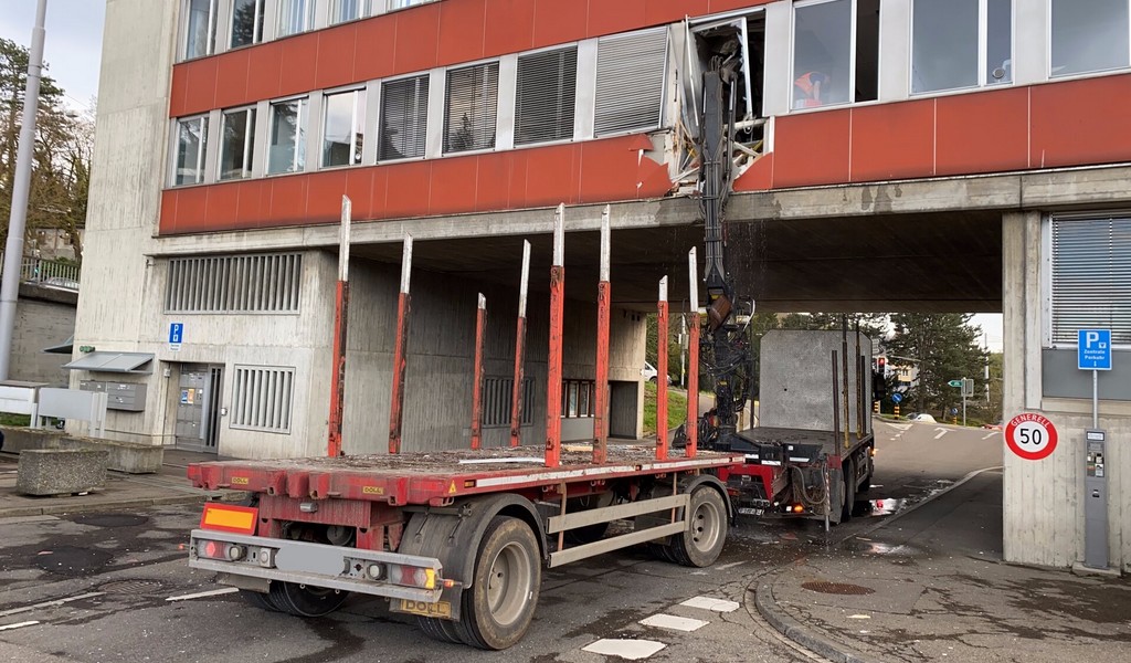 Pech. Éppen a közlekedési rendőrség irodájába csapódott a teherautó daruja