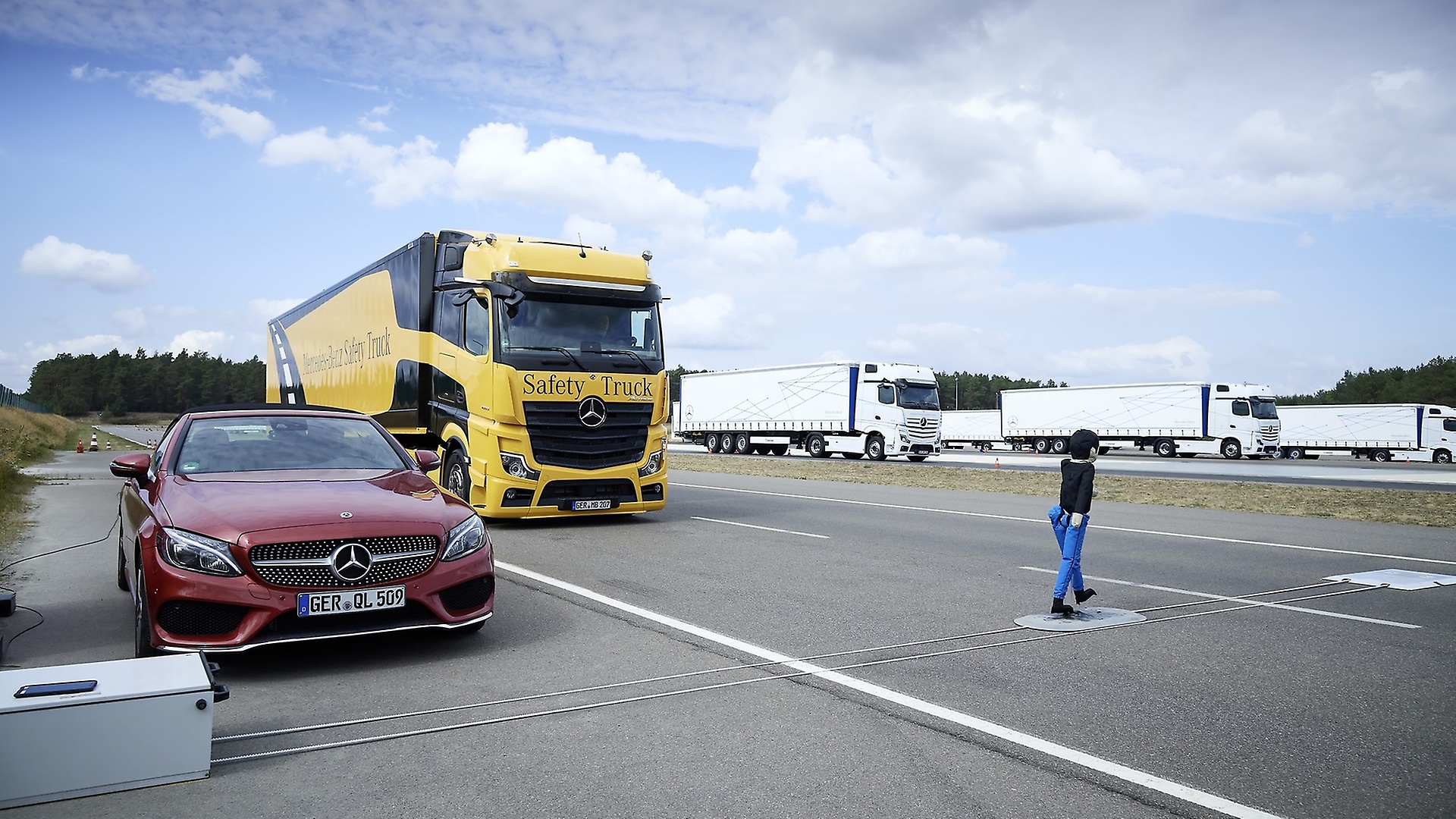Júniustól az Actros magától fékez a kerékpárosok előtt