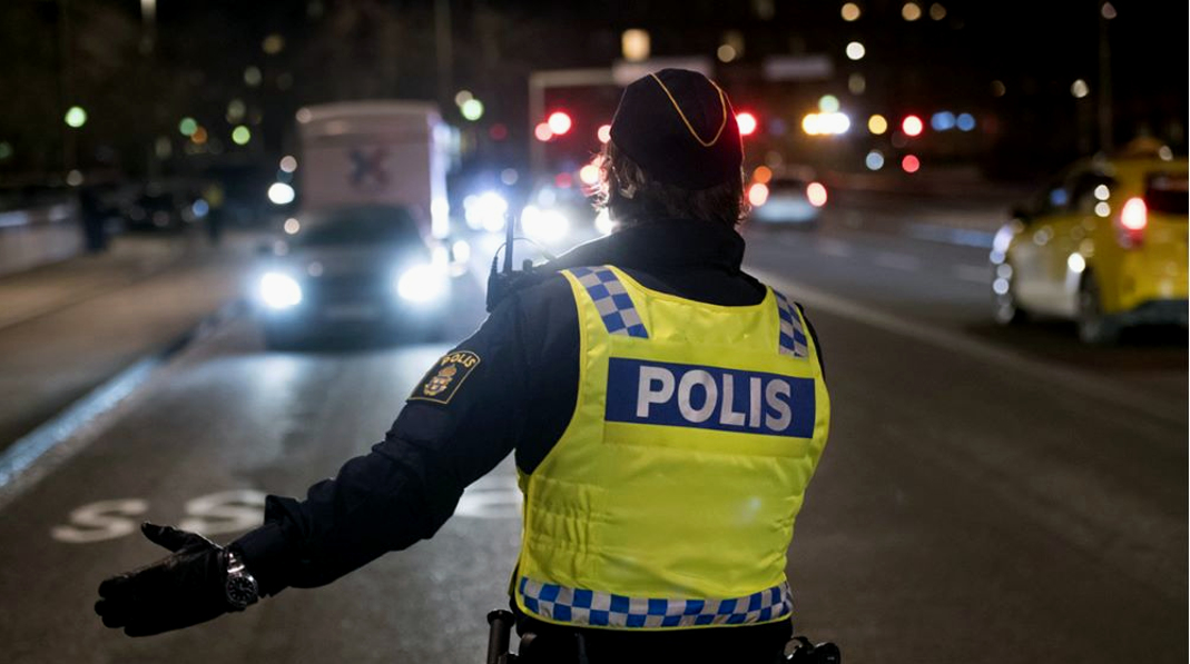 A rendőr arra utasította a sofőrt, hogy vetkőzzön meztelenre