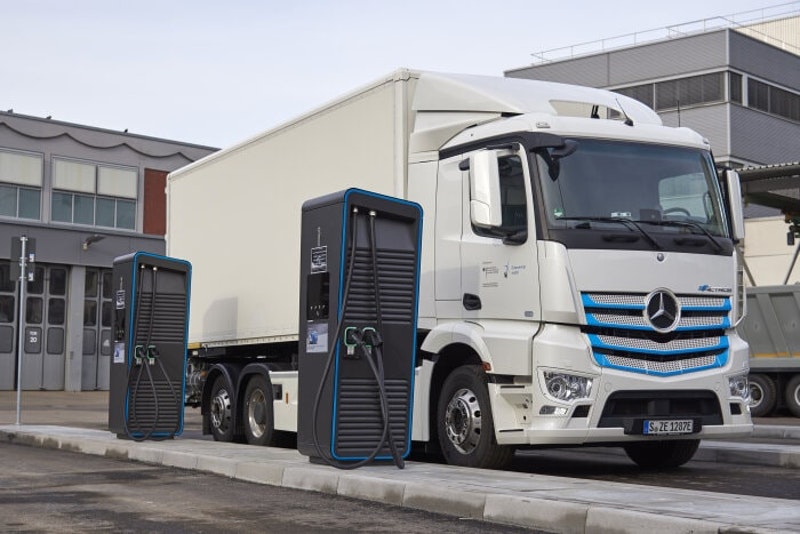 ACEA: ”Este nevoie de cel puțin 11.000 de stații de încărcare pentru camioanele electrice în Europa în următorii 4 ani”