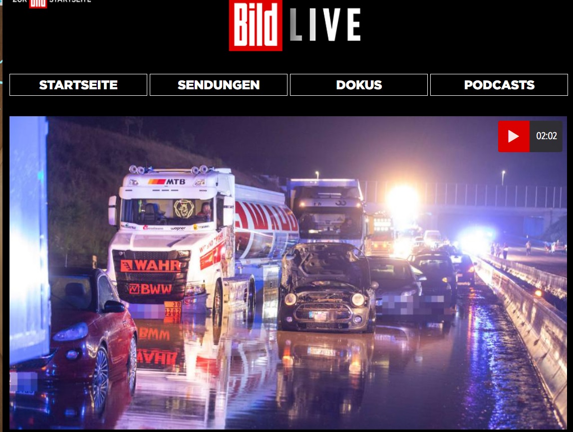 Un șofer de camion a salvat opt persoane în timpul unei inundații pe autostrada A8 în Germania