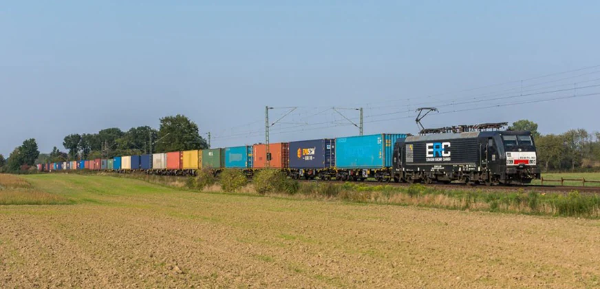 Maersk przez problemy na morzu “ucieka” z ładunkami na kolej