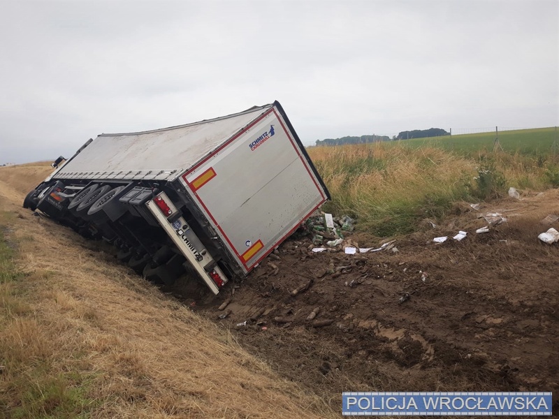 Ciężarówka w rowie na A4. Policjanci apelują do kierowców