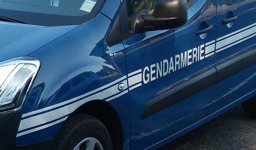 Wysoka kara za jazdę z słuchawkami. Kierowca przekonuje, że policja pomyliła je z czymś innym