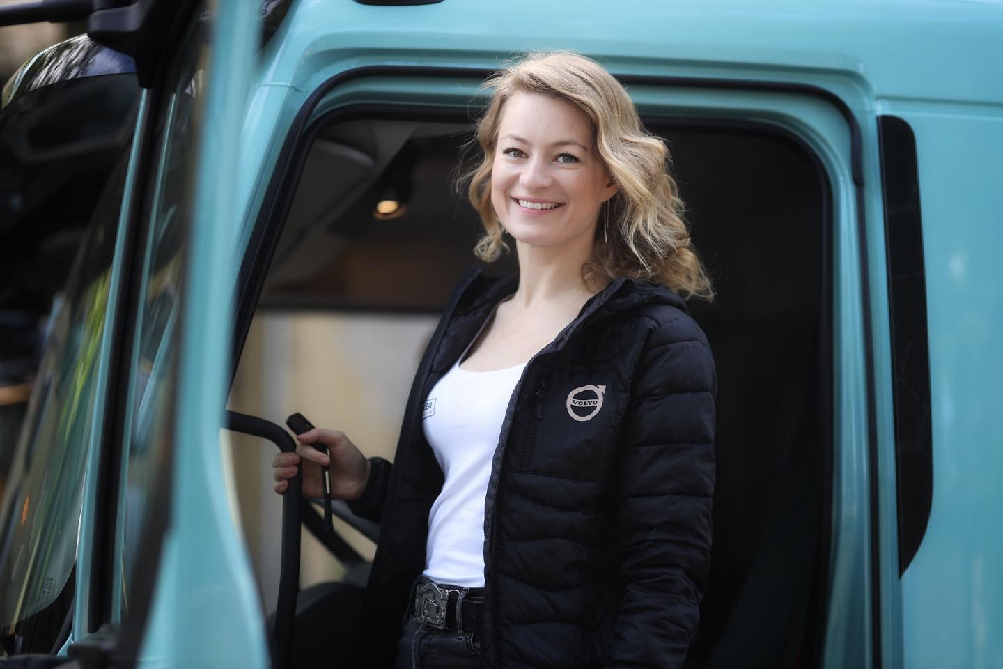Verlockendes Trucking Girl als Botschafterin von Volvo Trucks Poland