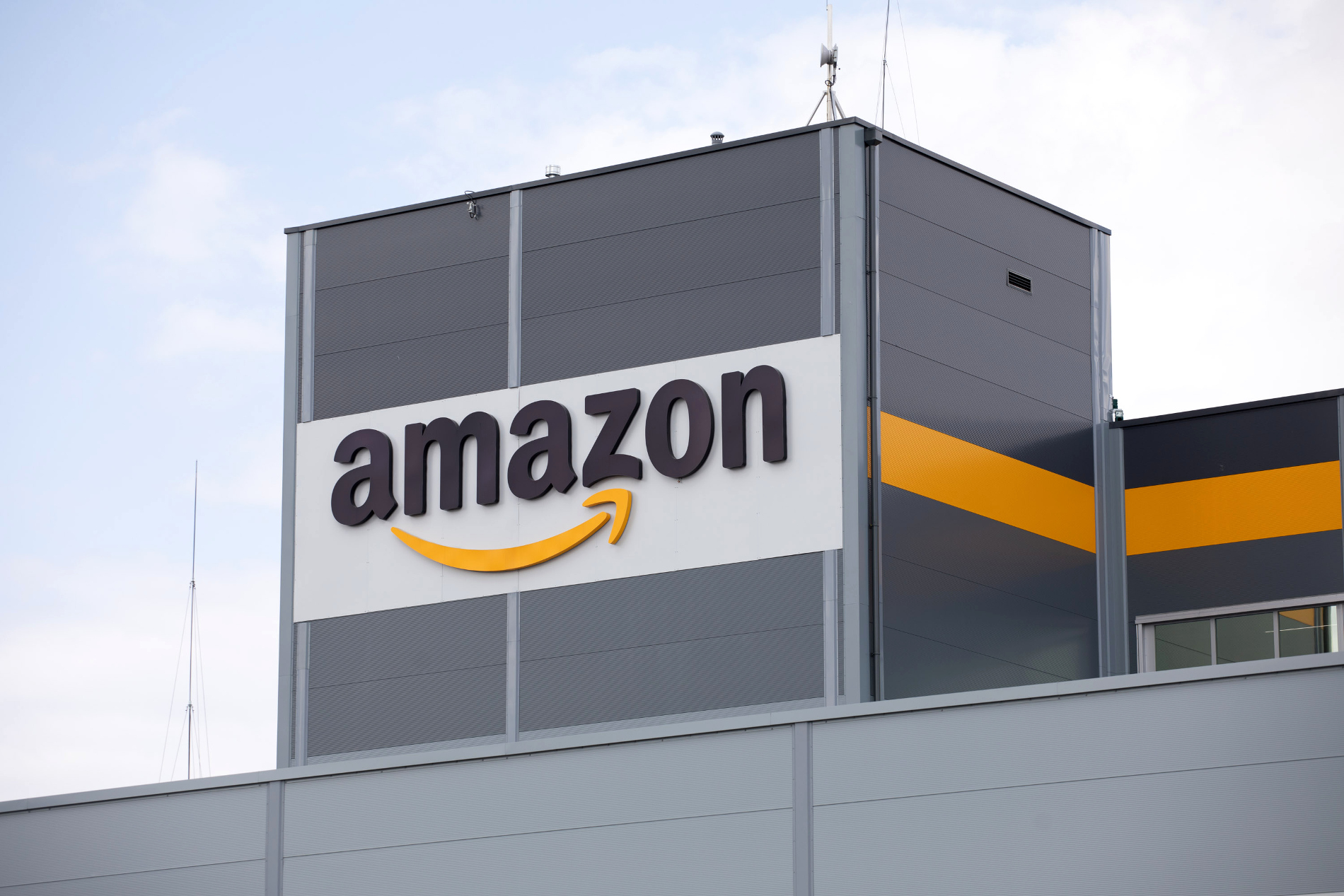 Több millió eladatlan árut semmisít meg az Amazon: macbook, hajszárító, drón – mind mennek a megsemmisítőbe