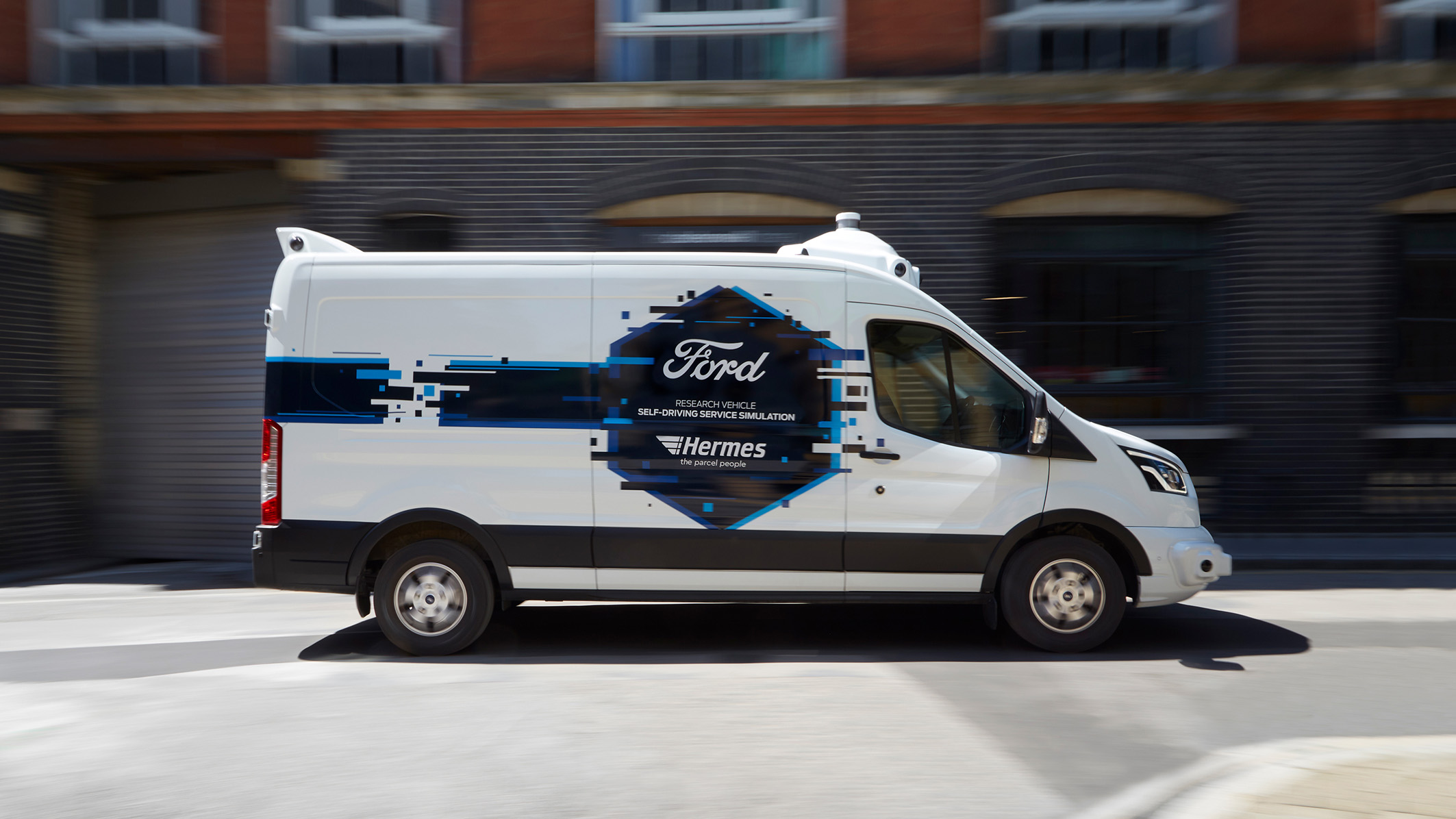 A Ford autonóm járművet tesztel a futárok számára. A futárok gyalog mennek
