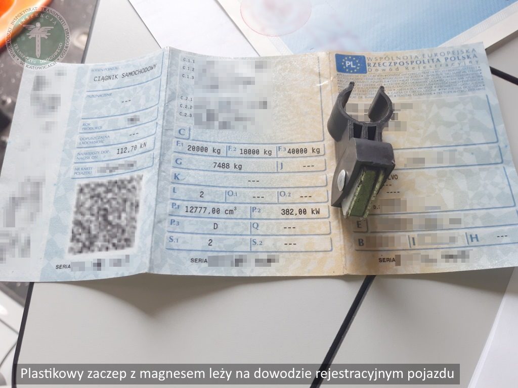 Az ellenőröknek a rendőrség segítségével meg kellett keresniük a tachográf kapcsolóját. Ezen helyen még sose láttak ilyet