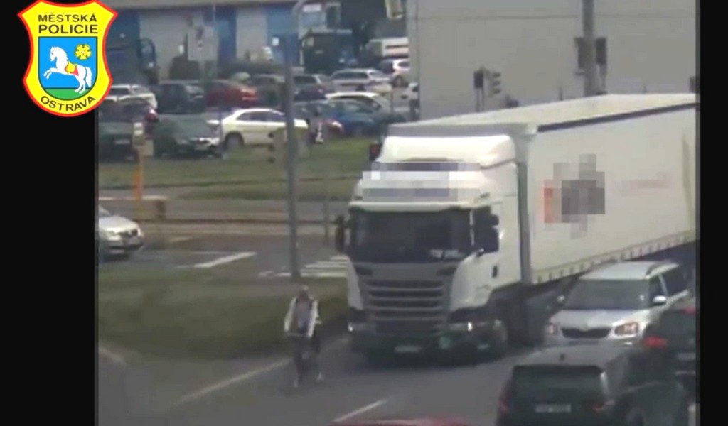 Cyclist calls police after recklessly overtaking HGV, ends up being criticised by officers