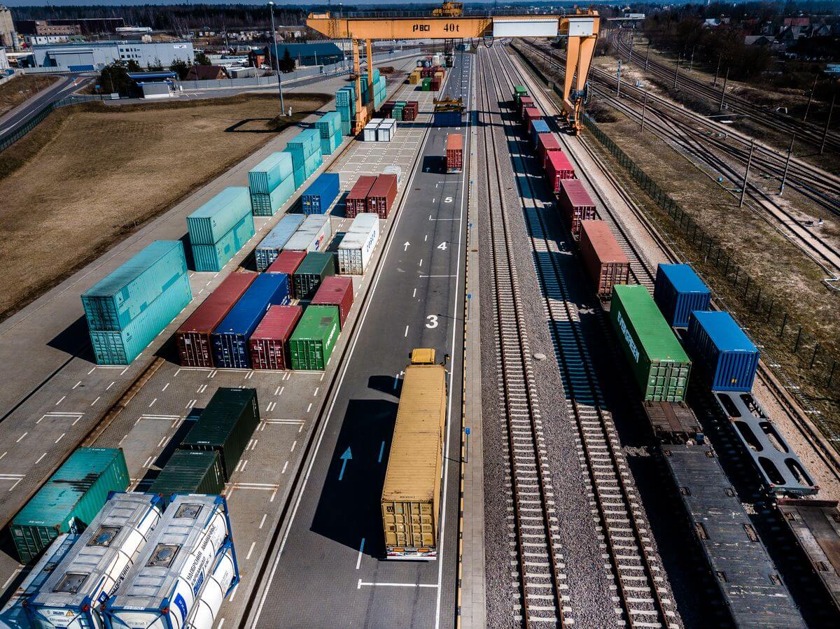 „Rail Baltica“ projekte pradedama studija tarptautinių stočių plėtrai. Įmonė jau pasirašė sutartį su tarptautiniu konsorciumu