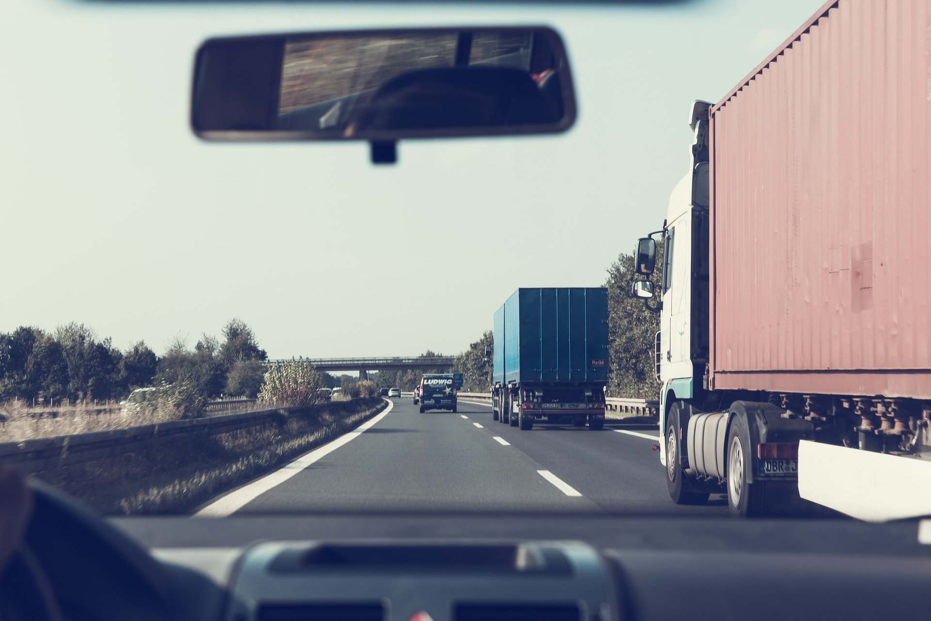 Drakonische Strafe für dreisten Autofahrer, der mit Absicht einen LKW ausbremste