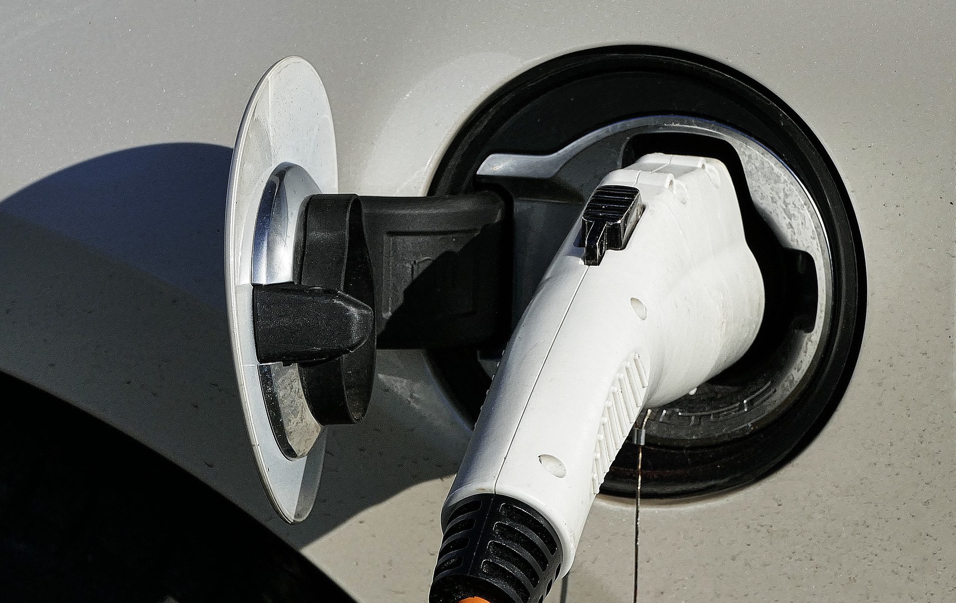 European automotive giants plan to build a network of charging stations for electric trucks