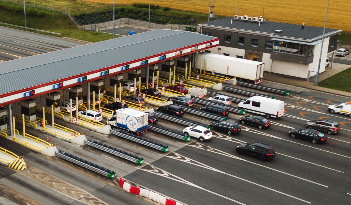 Dar viena šalis svarsto galimybę įvesti mokestį už nuvažiuotus kilometrus. Netgi mikroautobusams!